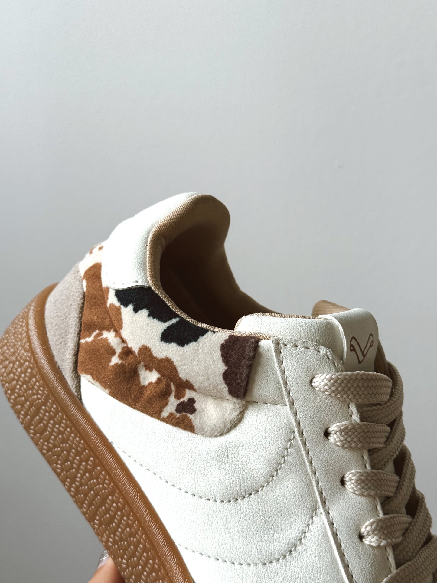 Tenis Urban Glam Rio Blanco Cow Print | Moda casual femenina 2025